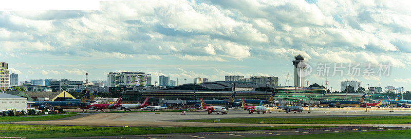 Tan Son Nhat国际机场的全景图，空中交通管制塔(ATC)和许多飞机在日落